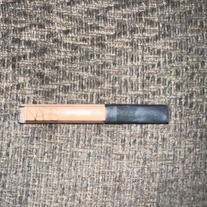 NARS concealer.. med/dark .. biscuit